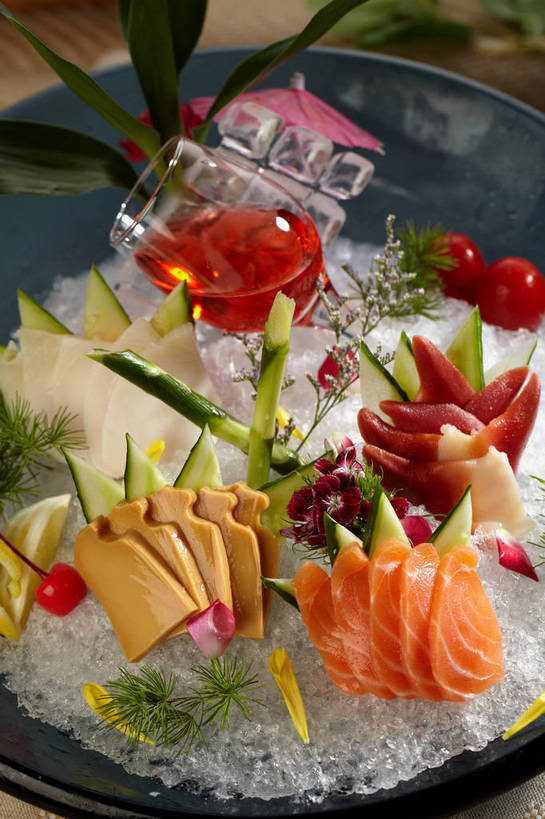 海鲜,拼盘,三文鱼,红酒,葡萄酒,无人,竖图,俯视,室内,特写,白天,烹饪,餐桌,桌子,鲑鱼,黄瓜,芦笋,蔬菜,西红柿,小番茄,杯子,餐具,切开,新鲜,鱼,碟子,高脚杯,盘,伞,纸伞,冰,肉,鱼肉,日本料理,冰块,料理,食品,红酒杯,酒类,花蕾,冷冻,水产,冷盘,菜肴,美食,肉类,鱼类,海洋生物,玻璃制品,酒,花,花瓣,花朵,鲜花,食物,饮料,排列,两个,一个,红色,绿色,盘子,酒杯,碟,日式料理,花苞,花蕊,切,日式,红葡萄酒,寒冷,冷菜,凉菜,佳肴,有机食品,绿色食品,冷藏,单个,餐台,冰冷,葡萄酒杯,水生动物,海产品,水生物,剖面,小伞,肉食,海底动物,北极贝,切面,鲑,保鲜,摆列,鸡尾酒伞,酒杯伞,伞签,小西红柿,樱桃小番茄,珍珠小番茄,玻璃杯,猪尾巴,樱桃番茄,药鸡豆子,石刁柏,圣女果,青瓜,蚂蚁杆,龙须菜,狼尾巴根,胡瓜,番茄,彩图,高角度拍摄,布列,分列,shjb1,刺身拼盘