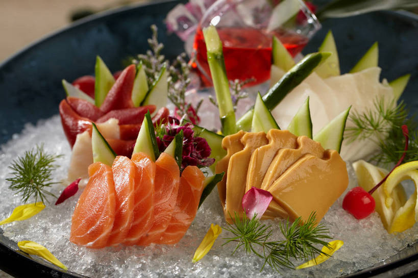 海鲜,拼盘,三文鱼,无人,横图,俯视,室内,特写,白天,烹饪,餐桌,桌子,鲑鱼,樱桃,黄瓜,芦笋,蔬菜,餐具,水果,切开,朦胧,模糊,新鲜,鱼,碟子,盘,冰,肉,生食,鱼肉,日本料理,冰块,料理,食品,果实,花蕾,蔬果,冷冻,水产,冷盘,菜肴,美食,肉类,鱼类,海洋生物,花,花瓣,花朵,鲜花,食物,排列,一个,红色,绿色,盘子,碟,日式料理,花苞,花蕊,切,日式,寒冷,冷菜,凉菜,佳肴,有机食品,绿色食品,冷藏,单个,餐台,冰冷,水生动物,海产品,水生物,剖面,肉食,海底动物,北极贝,切面,鲑,保鲜,摆列,伞签,樱珠,莺桃,英桃,楔桃,牛桃,荆桃,猪尾巴,药鸡豆子,石刁柏,青瓜,蚂蚁杆,龙须菜,狼尾巴根,胡瓜,彩图,高角度拍摄,布列,分列,shjb1,刺身拼盘