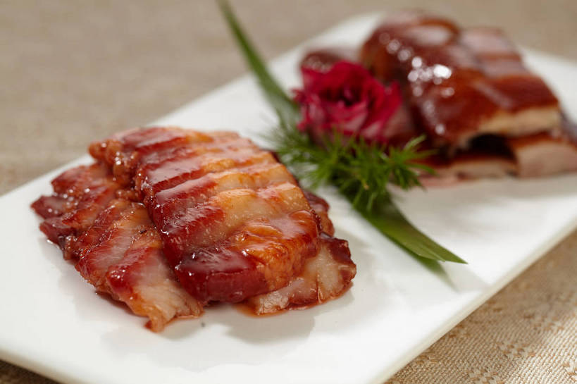 烤鸭,拼盘,无人,横图,俯视,室内,特写,白天,烹饪,中餐,餐桌,桌子,餐具,叶子,一排,许多,切开,阴影,朦胧,模糊,整齐,盛开,反射,碟子,盘,影子,肉,料理,食品,绿叶,很多,花蕾,叉烧,鸭肉,猪肉,冷盘,菜肴,美食,肉类,花,花瓣,花朵,鲜花,食物,排列,一朵,一个,白色,盘子,碟,花苞,花蕊,切,中式,嫩叶,冷菜,凉菜,佳肴,单个,餐台,中华料理,堆,队列,卤水拼盘,卤味,剖面,肉食,切面,豚肉,广东菜,粤菜,叶,叶片,彩图,高角度拍摄,卤菜,shjb1