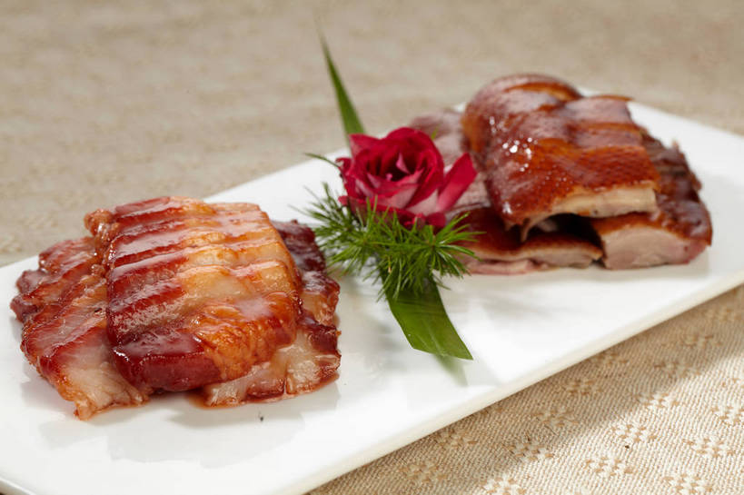 烤鸭,拼盘,无人,横图,俯视,室内,特写,白天,烹饪,中餐,餐桌,桌子,餐具,叶子,一排,许多,切开,阴影,朦胧,模糊,整齐,盛开,反射,碟子,盘,影子,肉,料理,食品,绿叶,很多,花蕾,叉烧,鸭肉,猪肉,冷盘,菜肴,美食,肉类,花,花瓣,花朵,鲜花,食物,排列,一朵,一个,白色,盘子,碟,花苞,花蕊,切,中式,嫩叶,冷菜,凉菜,佳肴,单个,餐台,中华料理,堆,队列,卤水拼盘,卤味,剖面,肉食,切面,豚肉,广东菜,粤菜,叶,叶片,彩图,高角度拍摄,卤菜,shjb1