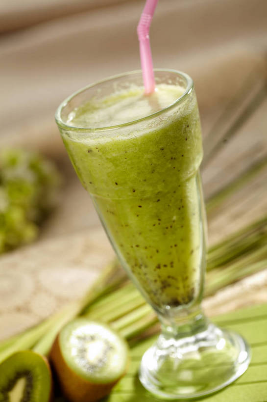 果汁,无人,竖图,俯视,室内,特写,白天,餐桌,桌子,猕猴桃,杯子,水果,叶子,一根,切开,阴影,朦胧,模糊,新鲜,盛开,反射,影子,塑料,生食,果实,绿叶,杯垫,饮品,一杯,花蕾,玻璃制品,花,花瓣,花朵,鲜花,饮料,两个,一个,水杯,塑料制品,吸管,垫子,花苞,花蕊,切,嫩叶,猕猴桃汁,有机食品,绿色食品,单个,餐台,空心,可口,剖面,切面,饮管,适口,叶,叶片,玻璃杯,奇异果,猕猴梨,彩图,高角度拍摄,圆柱状,shjb1