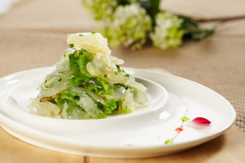 无人,横图,俯视,室内,特写,白天,烹饪,中餐,餐桌,桌子,蔬菜,餐具,叶子,一堆,许多,堆叠,堆积,朦胧,模糊,新鲜,盛开,碟子,盘,葱,青葱,料理,食品,绿叶,很多,花蕾,冷盘,菜肴,美食,花,花瓣,花朵,鲜花,食物,两个,绿色,盘子,碟,花苞,花蕊,中式,嫩叶,冷菜,凉拌海蜇头,凉菜,佳肴,有机食品,绿色食品,餐台,中华料理,堆,海蜇头,本帮菜,沪菜,上海菜,叶,叶片,彩图,高角度拍摄,shjb1