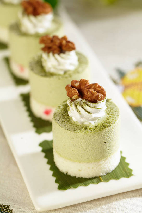 点心,无人,竖图,俯视,室内,特写,白天,下午茶,幸福,餐桌,茶,桌子,餐具,叶子,一排,朦胧,模糊,整齐,碟子,盘,核桃,绿茶,抹茶,茶叶,食品,坚果,果实,绿叶,娱乐,食物,糕点,排列,一个,盘子,碟,干果,奶油,四个,享受,休闲,温馨,嫩叶,放松,乐趣,单个,餐台,抹茶蛋糕,提神,乳制品,舒适,队列,醒脑,胡桃,羌桃,激凌,克林姆,淇淋,叶,叶片,彩图,高角度拍摄,不发酵茶,苦茗,蛋糕,shjb1