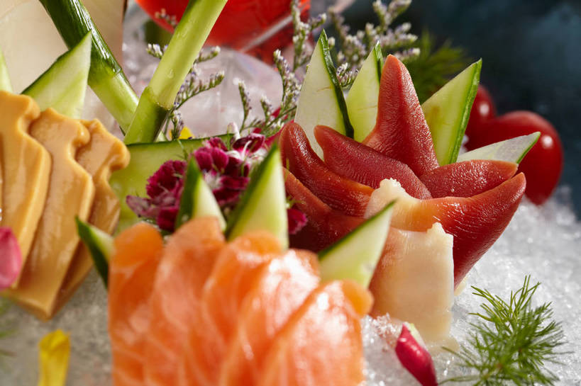 海鲜,拼盘,三文鱼,无人,横图,俯视,室内,特写,白天,烹饪,鲑鱼,黄瓜,蔬菜,西红柿,小番茄,叶子,朦胧,模糊,新鲜,盛开,鱼,冰,肉,鱼肉,日本料理,冰块,料理,食品,绿叶,花蕾,冷冻,水产,冷盘,菜肴,美食,肉类,鱼类,海洋生物,花,花瓣,花朵,鲜花,食物,红色,绿色,日式料理,花苞,花蕊,日式,橙色,嫩叶,寒冷,冷菜,凉菜,佳肴,有机食品,绿色食品,冷藏,冰冷,水生动物,海产品,水生物,肉食,海底动物,北极贝,鲑,保鲜,小西红柿,樱桃小番茄,珍珠小番茄,叶,叶片,樱桃番茄,圣女果,青瓜,胡瓜,番茄,彩图,高角度拍摄,shjb1,刺身拼盘