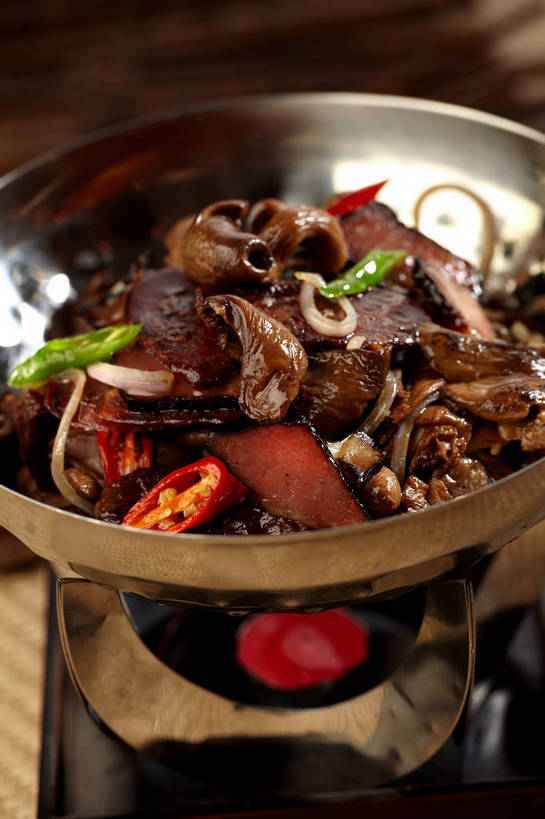 无人,竖图,俯视,室内,特写,白天,烹饪,中餐,餐桌,桌子,辣椒,蔬菜,厨具,蜡烛,金属制品,一堆,许多,堆叠,堆积,新鲜,金属,锅子,豆芽,菌菇,香菇,肉,料理,食品,很多,菌类,锅,干锅,菜肴,美食,肉类,食物,一个,红色,中式,食用菌,佳肴,有机食品,绿色食品,单个,餐台,锅具,中华料理,堆,真菌,豆芽菜,肉食,烹饪用具,辣角,红海椒,大椒,辣虎,广椒,芽苗菜,烛炬,椎茸,烹调用具,辣子,红辣椒,海椒,番椒,烹调,彩图,高角度拍摄,平庄菇,香菌,香蕈,干锅菜,shjb1