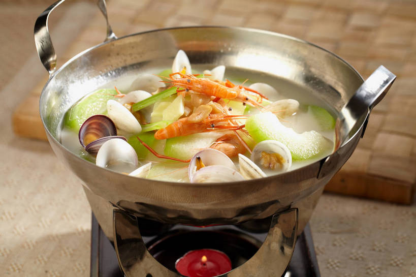 海鲜,无人,横图,俯视,室内,特写,白天,烹饪,中餐,餐桌,桌子,厨具,蜡烛,金属制品,一堆,许多,阴影,堆叠,堆积,朦胧,模糊,光线,金属,锅子,火焰,影子,烛光,汤,虾,料理,食品,案板,很多,燃烧,锅,蛤蜊,水产,冬瓜汤,冬瓜,菜肴,美食,海洋生物,砧板,食物,一个,红色,点燃,中式,白瓜,蛤,佳肴,单个,餐台,锅具,中华料理,堆,水生动物,河虾,海产品,水生物,海底动物,烹饪用具,蛤仔,淡水虾,青虾,日本沼虾,水芝,烹调用具,烹调,彩图,高角度拍摄,白冬瓜,地芝,东瓜,濮瓜,枕瓜,干锅菜,shjb1