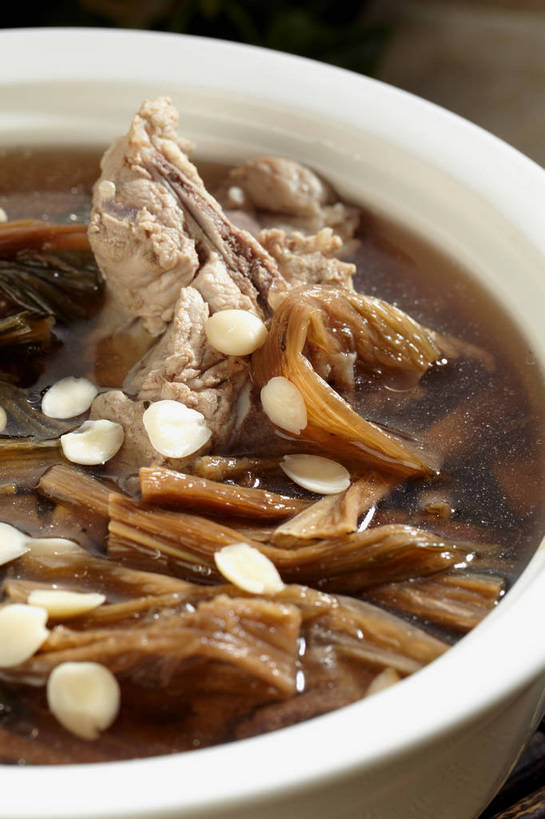 骨骼,无人,竖图,俯视,室内,特写,白天,烹饪,中餐,餐桌,桌子,蔬菜,新鲜,陶瓷,排骨,肉,汤,料理,食品,陶瓷制品,骨头,猪肉,梅菜,梅干菜,菜肴,美食,肉类,食物,一个,白色,容器,碗,中式,佳肴,有机食品,绿色食品,单个,餐台,中华料理,储藏,骨架,储存,小排,肉食,豚肉,强瞿,霉干菜,乌干菜,百合,倒仙,番韭,山丹,彩图,高角度拍摄,排骨汤,贮存,shjb1