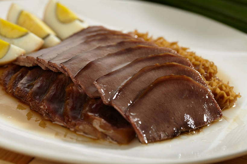 拼盘,无人,横图,俯视,室内,特写,白天,烹饪,中餐,餐桌,桌子,餐具,一排,切开,整齐,碟子,盘,蛋,鸡蛋,肉,牛肉,料理,食品,卤蛋,冷盘,菜肴,美食,肉类,食物,排列,一个,盘子,碟,切,中式,冷菜,凉菜,佳肴,单个,餐台,中华料理,堆,队列,毛肚,卤水拼盘,卤味,剖面,肉食,百叶,牛百叶,切面,卵,舌头,彩图,高角度拍摄,牛肚,牛脷,牛舌,鸡卵,鸡子,卤菜,肚尖,牛胃,shjb1