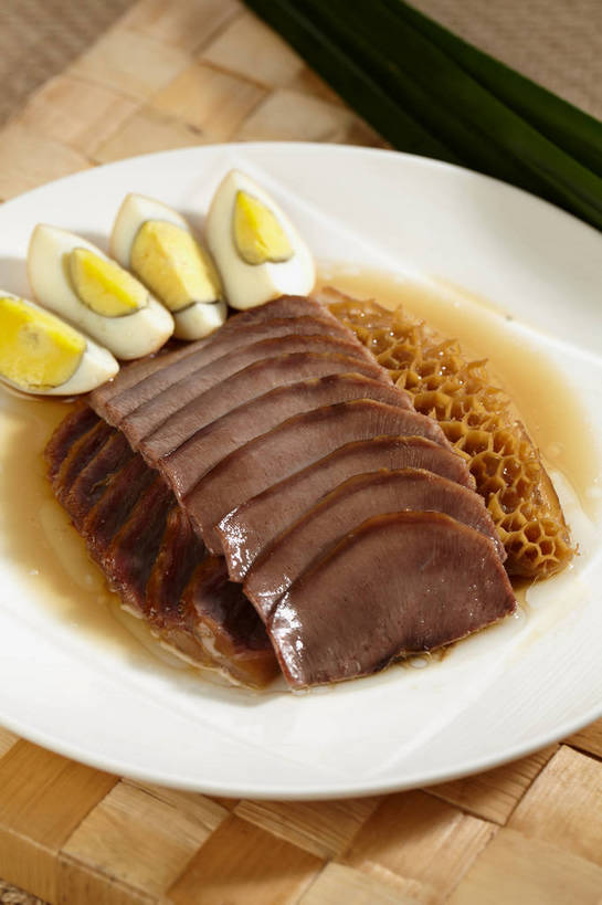 拼盘,无人,竖图,俯视,室内,特写,白天,烹饪,中餐,餐桌,桌子,餐具,一排,切开,整齐,碟子,盘,蛋,鸡蛋,肉,牛肉,料理,食品,卤蛋,冷盘,菜肴,美食,肉类,食物,排列,一个,盘子,碟,切,中式,冷菜,凉菜,佳肴,单个,餐台,中华料理,堆,队列,毛肚,卤水拼盘,卤味,剖面,肉食,百叶,牛百叶,切面,卵,舌头,彩图,高角度拍摄,牛肚,牛脷,牛舌,鸡卵,鸡子,卤菜,肚尖,牛胃,shjb1