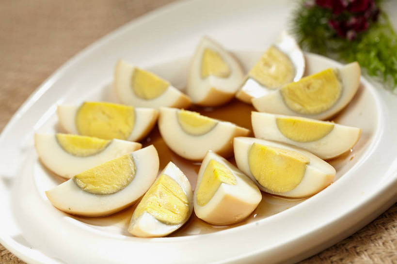 无人,横图,俯视,室内,特写,白天,烹饪,中餐,餐桌,桌子,餐具,叶子,切开,朦胧,模糊,环绕,围绕,碟子,盘,蛋,调料,鸡蛋,酱料,酱汁,佐料,料理,食品,绿叶,调味品,调味料,环抱,卤蛋,酱,冷盘,菜肴,美食,食物,排列,一个,盘子,碟,切,中式,嫩叶,冷菜,凉菜,佳肴,单个,餐台,中华料理,剖面,切面,卵,摆列,萦绕,叶,叶片,彩图,高角度拍摄,鸡卵,鸡子,布列,分列,卤水,shjb1