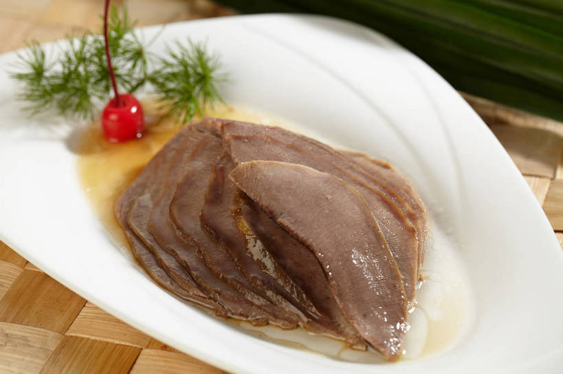 无人,横图,俯视,室内,特写,白天,烹饪,中餐,餐桌,桌子,樱桃,餐具,水果,叶子,一排,切开,新鲜,整齐,碟子,盘,调料,酱料,酱汁,肉,生食,佐料,牛肉,料理,食品,果实,绿叶,调味品,调味料,酱,冷盘,菜肴,美食,肉类,食物,排列,一个,红色,盘子,碟,切,中式,嫩叶,冷菜,凉菜,佳肴,有机食品,绿色食品,单个,餐台,中华料理,堆,队列,剖面,肉食,切面,舌头,叶,叶片,樱珠,莺桃,英桃,楔桃,牛桃,荆桃,彩图,高角度拍摄,牛脷,牛舌,卤水,shjb1