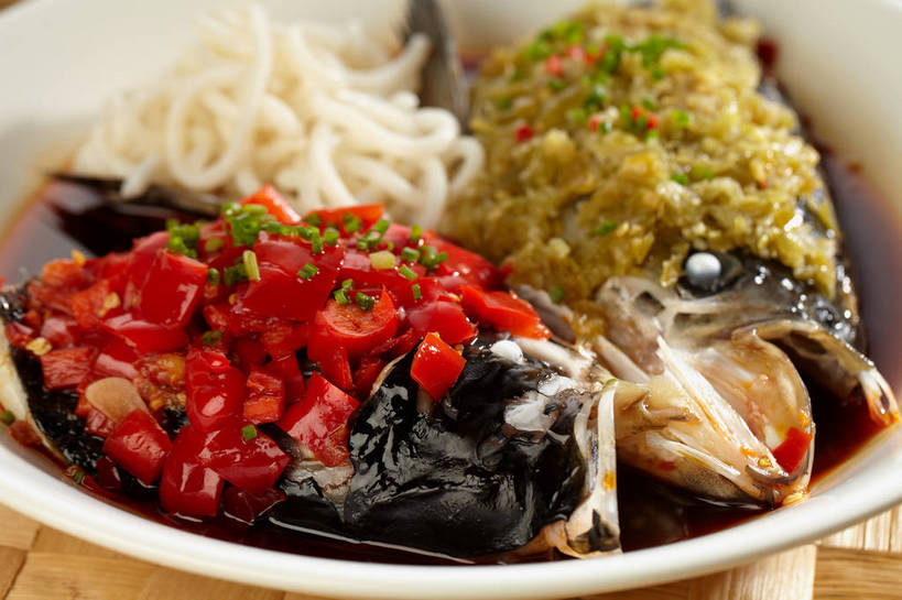 面食,面条,无人,横图,俯视,室内,特写,白天,烹饪,中餐,餐桌,桌子,辣椒,餐具,碟子,盘,调料,酱料,酱汁,面,肉,鱼肉,佐料,料理,食品,调味品,鱼头,调味料,剁椒,酱,菜肴,美食,肉类,食物,一个,红色,盘子,碟,中式,佳肴,单个,餐台,中华料理,肉食,辣角,红海椒,大椒,辣虎,广椒,辣子,海椒,番椒,彩图,高角度拍摄,剁辣椒,剁辣子,七星椒剁椒,七姊妹剁椒,坛子辣椒,shjb1,剁椒双色鱼头