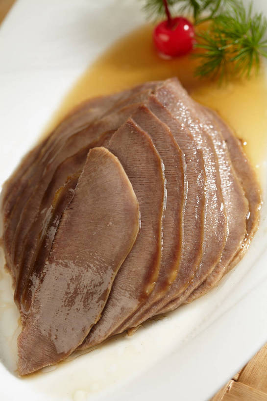 无人,竖图,俯视,室内,特写,白天,烹饪,中餐,餐桌,桌子,樱桃,餐具,水果,叶子,一排,切开,新鲜,整齐,碟子,盘,调料,酱料,酱汁,肉,生食,佐料,牛肉,料理,食品,果实,绿叶,调味品,调味料,酱,冷盘,菜肴,美食,肉类,食物,排列,一个,红色,盘子,碟,切,中式,嫩叶,冷菜,凉菜,佳肴,有机食品,绿色食品,单个,餐台,中华料理,堆,队列,剖面,肉食,切面,舌头,叶,叶片,樱珠,莺桃,英桃,楔桃,牛桃,荆桃,彩图,高角度拍摄,牛脷,牛舌,卤水,shjb1