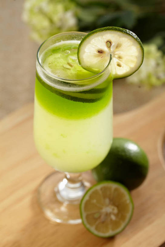 果汁,无人,竖图,俯视,室内,特写,白天,餐桌,桌子,柠檬,杯子,水果,切开,朦胧,模糊,新鲜,盛开,生食,食品,果实,饮品,一杯,花蕾,玻璃制品,花,花瓣,花朵,鲜花,食物,饮料,两个,一个,水杯,花苞,花蕊,切,有机食品,绿色食品,单个,餐台,青柠,莱姆,可口,剖面,青柠汁,切面,适口,玻璃杯,益母果,柠果,彩图,高角度拍摄,莱檬,shjb1