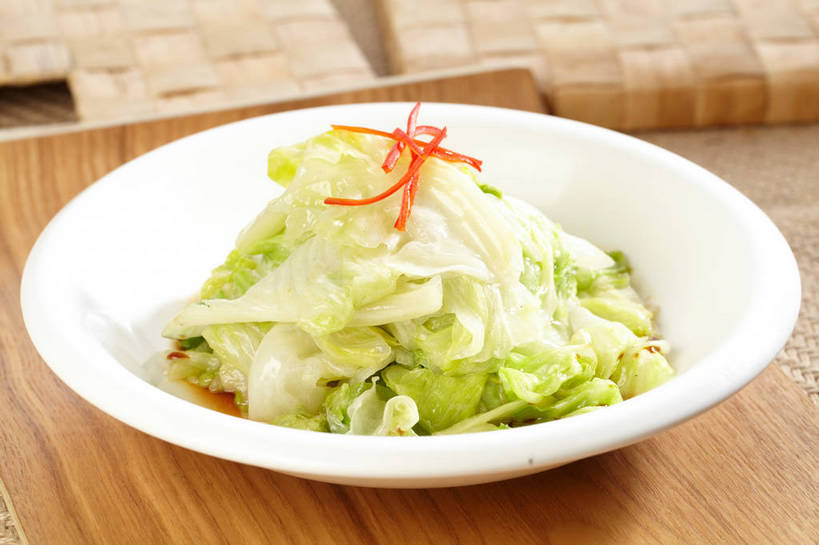 无人,横图,俯视,室内,特写,白天,烹饪,中餐,餐桌,桌子,辣椒,蔬菜,椰菜,卷心菜,叶子,新鲜,陶瓷,料理,食品,绿叶,陶瓷制品,冷盘,菜肴,美食,食物,一个,红色,绿色,容器,碗,中式,嫩叶,甘蓝,冷菜,凉菜,佳肴,有机食品,绿色食品,单个,餐台,中华料理,储藏,储存,辣角,红海椒,大椒,辣虎,广椒,甘蓝菜,叶,叶片,辣子,结球甘蓝,红辣椒,海椒,甘兰,番椒,包心菜,彩图,高角度拍摄,圆白菜,贮存,凉拌卷心菜,shjb1