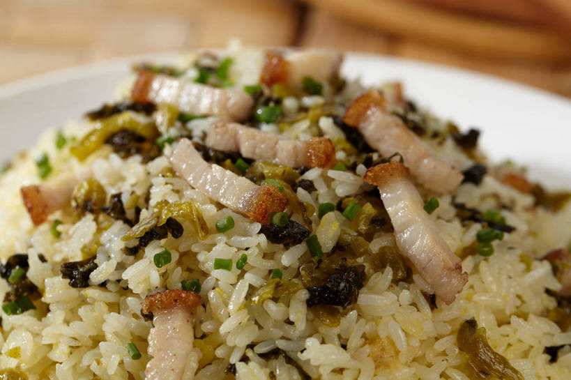 米饭,无人,横图,俯视,室内,特写,白天,烹饪,中餐,餐桌,桌子,蔬菜,餐具,朦胧,模糊,新鲜,碟子,盘,葱,青葱,炒饭,肉,料理,食品,饭,酸菜,菜肴,美食,肉类,食物,腌制,一个,绿色,盘子,碟,中式,佳肴,有机食品,绿色食品,单个,餐台,中华料理,五谷,肉食,腌制食品,彩图,高角度拍摄,shjb1,肉丁炒饭