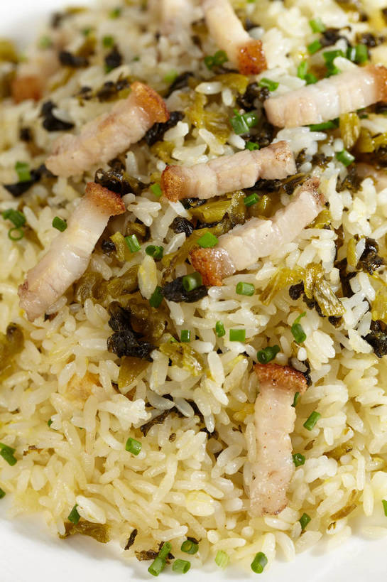 米饭,无人,竖图,俯视,室内,特写,白天,烹饪,中餐,餐桌,桌子,蔬菜,餐具,新鲜,碟子,盘,葱,青葱,炒饭,肉,料理,食品,饭,酸菜,菜肴,美食,肉类,食物,腌制,一个,绿色,盘子,碟,中式,佳肴,有机食品,绿色食品,单个,餐台,中华料理,五谷,肉食,腌制食品,彩图,高角度拍摄,shjb1,肉丁炒饭