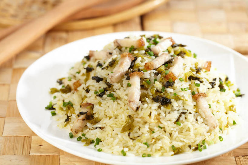 米饭,无人,横图,俯视,室内,特写,白天,烹饪,中餐,餐桌,桌子,蔬菜,餐具,新鲜,木制,碟子,盘,勺子,葱,青葱,炒饭,肉,料理,食品,饭,酸菜,菜肴,美食,肉类,食物,腌制,两个,绿色,盘子,木制品,调羹,碟,汤匙,中式,佳肴,有机食品,绿色食品,餐台,中华料理,五谷,肉食,腌制食品,彩图,高角度拍摄,shjb1,肉丁炒饭