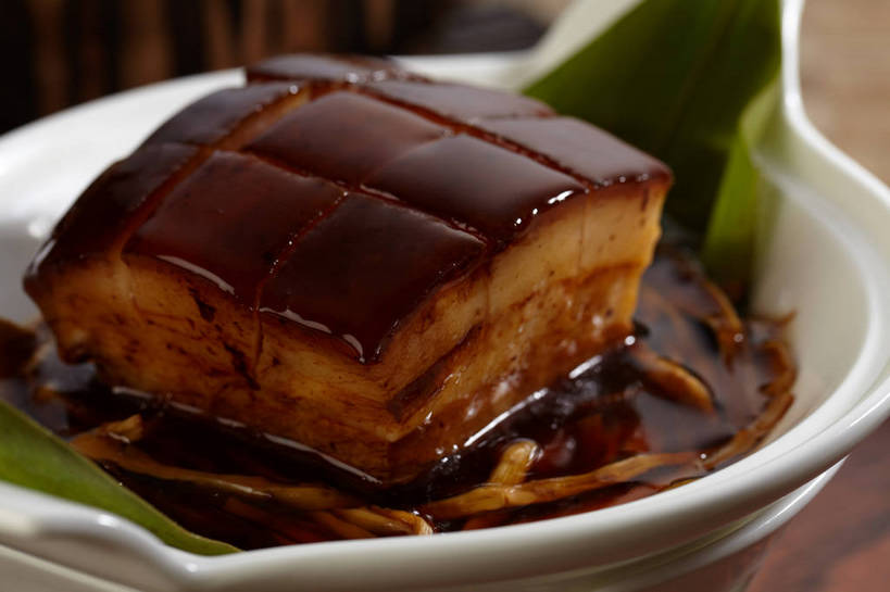 无人,横图,俯视,室内,特写,白天,烹饪,中餐,餐桌,桌子,蔬菜,叶子,一排,切开,朦胧,模糊,新鲜,整齐,并列,并排,陶瓷,调料,酱料,酱汁,肉,佐料,料理,食品,绿叶,陶瓷制品,调味品,调味料,猪肉,酱,菜肴,美食,肉类,食物,排列,一个,容器,碗,红烧肉,切,中式,嫩叶,佳肴,有机食品,绿色食品,单个,餐台,中华料理,储藏,储存,队列,五花肉,平行,剖面,肉食,东坡肉,切面,豚肉,肋条肉,三层肉,叶,叶片,彩图,高角度拍摄,浙江菜,浙菜,贮存,shjb1