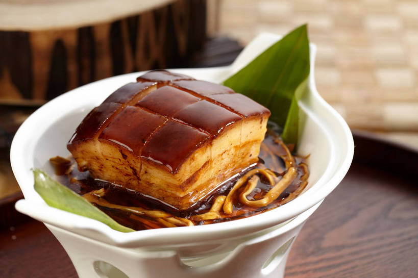 无人,横图,俯视,室内,特写,白天,烹饪,中餐,餐桌,桌子,蔬菜,叶子,一排,切开,朦胧,模糊,新鲜,整齐,并列,并排,陶瓷,调料,酱料,酱汁,肉,佐料,料理,食品,绿叶,陶瓷制品,调味品,调味料,猪肉,酱,菜肴,美食,肉类,食物,排列,一个,容器,碗,红烧肉,切,中式,嫩叶,佳肴,有机食品,绿色食品,单个,餐台,中华料理,储藏,储存,队列,五花肉,平行,剖面,肉食,东坡肉,切面,豚肉,肋条肉,三层肉,叶,叶片,彩图,高角度拍摄,浙江菜,浙菜,贮存,shjb1