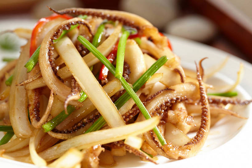 海鲜,无人,横图,俯视,室内,特写,白天,烹饪,中餐,石头,餐桌,桌子,鱿鱼,辣椒,蔬菜,洋葱,餐具,一堆,许多,堆叠,堆积,朦胧,模糊,新鲜,木制,碟子,盘,石子,陶瓷,炒菜,料理,食品,陶瓷制品,很多,水产,菜肴,美食,海洋生物,食物,两个,盘子,木制品,碟,中式,鹅卵石,佳肴,有机食品,绿色食品,餐台,中华料理,堆,玉葱,水生动物,海产品,水生物,按摩石,海底动物,辣角,红海椒,大椒,辣虎,广椒,鱿鱼须,荷兰葱,石块,柔鱼,枪乌贼,圆葱,洋葱头,球葱,辣子,红辣椒,海椒,番椒,葱头,彩图,高角度拍摄,贵州菜,黔菜,shjb1