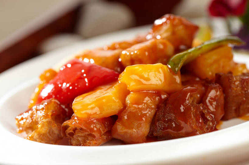 无人,横图,俯视,室内,特写,白天,烹饪,中餐,菠萝,辣椒,餐具,水果,一堆,许多,堆叠,堆积,朦胧,模糊,新鲜,碟子,盘,陶瓷,调料,酱料,酱汁,肉,生食,佐料,料理,食品,果实,陶瓷制品,调味品,很多,调味料,咕咾肉,咕噜肉,猪肉,酱,菜肴,美食,肉类,食物,一个,黄色,红色,盘子,碟,中式,佳肴,有机食品,绿色食品,单个,中华料理,堆,里脊肉,肉食,辣角,红海椒,大椒,辣虎,广椒,豚肉,甜酸肉,广东菜,粤菜,凤梨,辣子,红辣椒,海椒,番椒,彩图,高角度拍摄,里脊,猪里脊肉,菠萝咕噜肉,菠萝咕咾肉,菠萝古老肉,shjb1