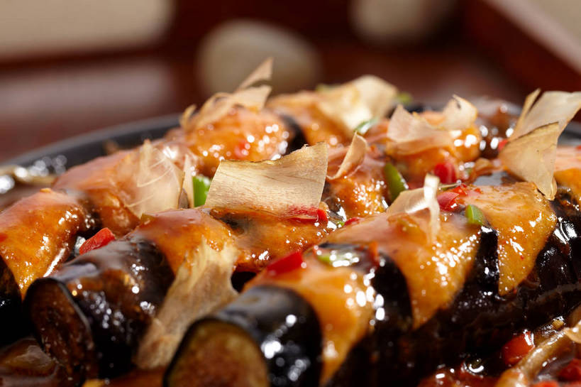 海鲜,无人,横图,俯视,室内,特写,白天,烹饪,中餐,餐桌,桌子,辣椒,茄子,蔬菜,洋葱,餐具,一排,切开,朦胧,模糊,新鲜,整齐,木制,鱼,碟子,盘,调料,酱料,酱汁,佐料,料理,食品,鲣鱼,调味品,调味料,水产,酱,菜肴,美食,鱼类,海洋生物,食物,排列,两个,盘子,木制品,碟,切,中式,佳肴,有机食品,绿色食品,餐台,中华料理,队列,玉葱,水生动物,海产品,水生物,剖面,海底动物,切面,辣角,红海椒,大椒,辣虎,广椒,小金枪鱼,炸弹鱼,荷兰葱,圆葱,洋葱头,球葱,落苏,酪酥,辣子,昆仑瓜,红辣椒,海椒,番椒,葱头,矮瓜,彩图,高角度拍摄,柴鱼片,木鱼花,shjb1,铁板茄子