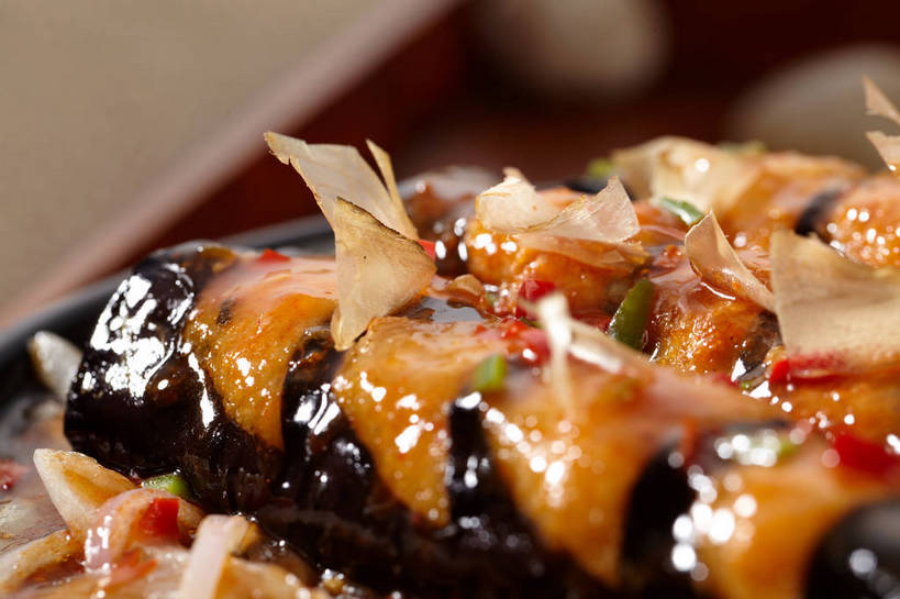 海鲜,无人,横图,俯视,室内,特写,白天,烹饪,中餐,餐桌,桌子,辣椒,茄子,蔬菜,洋葱,餐具,一排,切开,朦胧,模糊,新鲜,整齐,木制,鱼,碟子,盘,调料,酱料,酱汁,佐料,料理,食品,鲣鱼,调味品,调味料,水产,酱,菜肴,美食,鱼类,海洋生物,食物,排列,两个,盘子,木制品,碟,切,中式,佳肴,有机食品,绿色食品,餐台,中华料理,队列,玉葱,水生动物,海产品,水生物,剖面,海底动物,切面,辣角,红海椒,大椒,辣虎,广椒,小金枪鱼,炸弹鱼,荷兰葱,圆葱,洋葱头,球葱,落苏,酪酥,辣子,昆仑瓜,红辣椒,海椒,番椒,葱头,矮瓜,彩图,高角度拍摄,柴鱼片,木鱼花,shjb1,铁板茄子