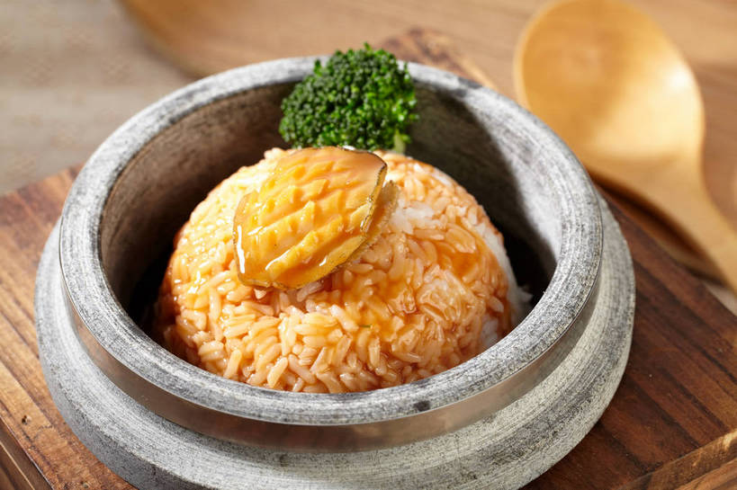 海鲜,米饭,无人,横图,俯视,室内,特写,白天,烹饪,中餐,餐桌,桌子,蔬菜,新鲜,木制,勺子,陶瓷,西兰花,调料,酱料,酱汁,肉,鱼肉,佐料,料理,食品,案板,陶瓷制品,饭,调味品,调味料,水产,酱,菜肴,美食,肉类,海洋生物,砧板,食物,两个,绿色,木制品,容器,调羹,汤匙,碗,中式,鲍鱼,佳肴,有机食品,绿色食品,餐台,中华料理,储藏,石决明,五谷,储存,水生动物,海产品,水生物,肉食,海底动物,鳆鱼,镜面鱼,明目鱼,甘蓝花,彩图,高角度拍摄,绿菜花,绿花菜,青花菜,蔬菜皇冠,贮存,shjb1,鲍鱼捞饭,捞饭