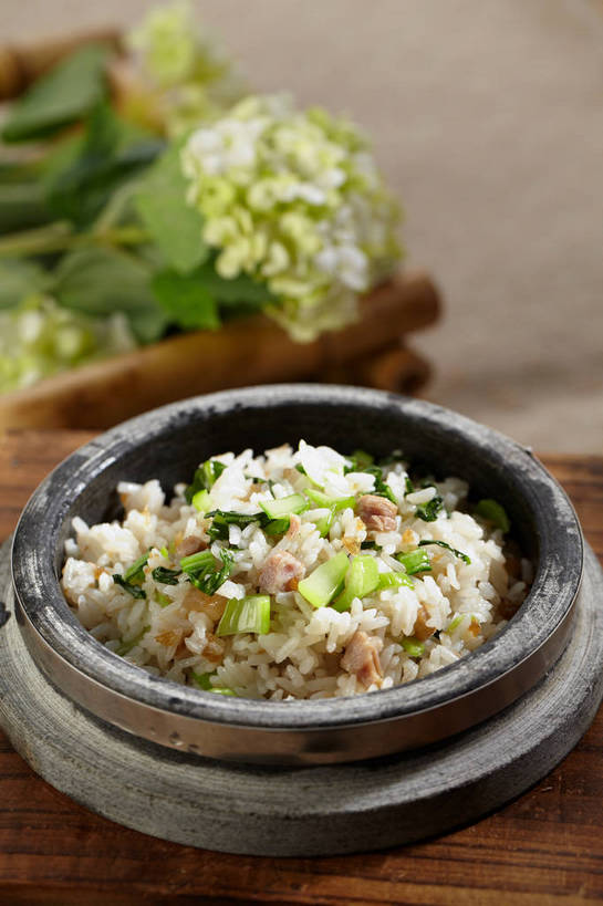 米饭,无人,竖图,俯视,室内,特写,白天,烹饪,中餐,餐桌,桌子,蔬菜,叶子,朦胧,模糊,新鲜,盛开,陶瓷,肉,料理,食品,绿叶,陶瓷制品,饭,花蕾,菜肴,美食,肉类,花,花瓣,花朵,鲜花,食物,一个,容器,碗,花苞,花蕊,中式,嫩叶,佳肴,有机食品,绿色食品,单个,餐台,中华料理,储藏,五谷,储存,肉食,菜饭,叶,叶片,彩图,高角度拍摄,贮存,shjb1