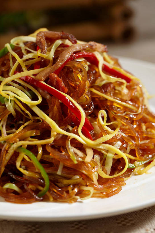 面食,面条,无人,竖图,俯视,室内,特写,白天,烹饪,中餐,餐桌,桌子,辣椒,蔬菜,餐具,一堆,许多,阴影,堆叠,堆积,朦胧,模糊,新鲜,反射,碟子,盘,影子,蛋,蛋皮,鸡蛋,面,肉,料理,食品,很多,粉丝,肉糜,肉末,菜肴,美食,肉类,食物,一个,红色,绿色,盘子,碟,中式,佳肴,有机食品,绿色食品,单个,餐台,中华料理,堆,肉食,辣角,红海椒,大椒,辣虎,广椒,卵,冬粉,辣子,红辣椒,海椒,番椒,彩图,高角度拍摄,鸡卵,鸡子,shjb1,炒粉丝,肉末炒粉丝