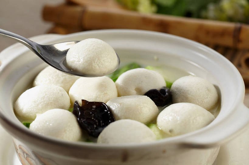 无人,横图,俯视,室内,特写,白天,烹饪,中餐,餐桌,桌子,蔬菜,餐具,叶子,金属制品,朦胧,模糊,新鲜,盛开,金属,碟子,盘,勺子,陶瓷,菌菇,青菜,肉,汤,鱼肉,料理,食品,绿叶,陶瓷制品,丸子,菌类,花蕾,木耳,菜肴,美食,肉类,肉丸,鱼丸,花,花瓣,花朵,鲜花,食物,三个,绿色,盘子,容器,调羹,碟,汤匙,碗,花苞,花蕊,中式,嫩叶,食用菌,佳肴,有机食品,绿色食品,餐台,中华料理,储藏,黑木耳,真菌,储存,小白菜,肉食,不结球白菜,光木耳,本帮菜,沪菜,上海菜,叶,叶片,彩图,高角度拍摄,贮存,鱼丸汤,shjb1,黑木耳鱼丸汤