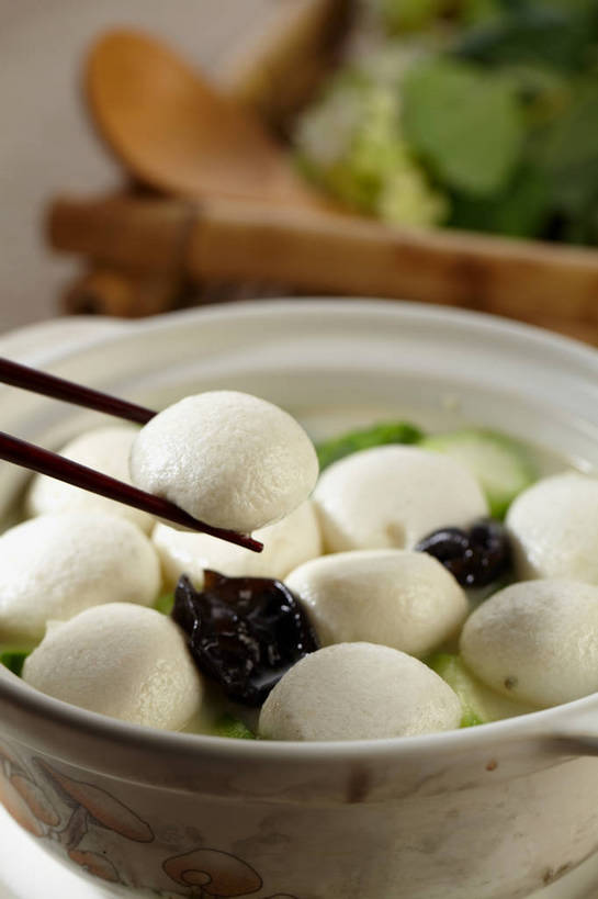 无人,竖图,俯视,室内,特写,白天,烹饪,中餐,餐桌,筷子,桌子,蔬菜,餐具,叶子,一双,朦胧,模糊,新鲜,盛开,碟子,盘,陶瓷,菌菇,青菜,肉,汤,鱼肉,料理,食品,绿叶,陶瓷制品,丸子,夹,菌类,花蕾,文化,传统,木耳,菜肴,美食,肉类,肉丸,鱼丸,花,花瓣,花朵,鲜花,食物,两个,绿色,盘子,容器,碟,碗,花苞,花蕊,中式,嫩叶,食用菌,佳肴,有机食品,绿色食品,餐台,中华料理,储藏,礼节,黑木耳,真菌,储存,小白菜,礼仪,肉食,不结球白菜,光木耳,本帮菜,沪菜,上海菜,叶,叶片,进餐用具,彩图,高角度拍摄,贮存,鱼丸汤,shjb1,黑木耳鱼丸汤