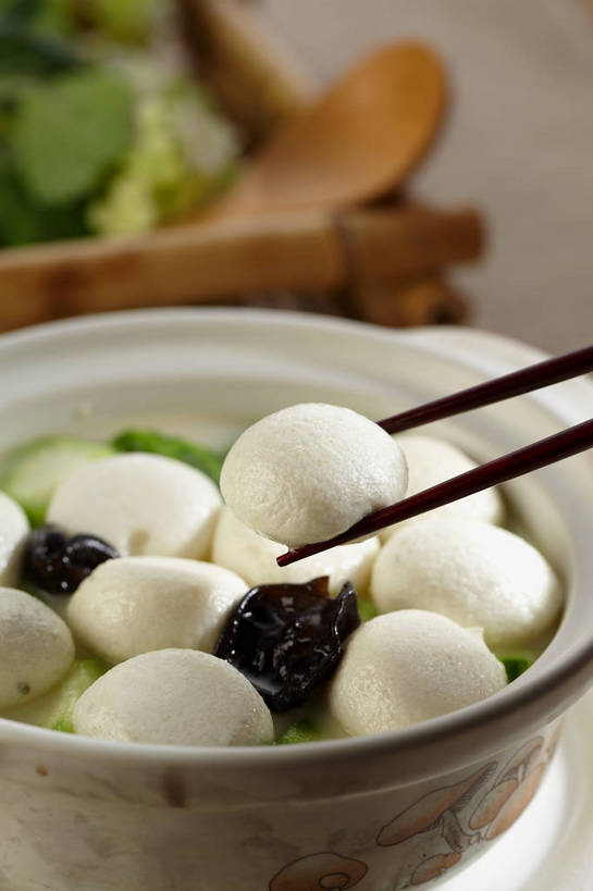 无人,竖图,俯视,室内,特写,白天,烹饪,中餐,餐桌,筷子,桌子,蔬菜,餐具,叶子,一双,朦胧,模糊,新鲜,盛开,碟子,盘,陶瓷,菌菇,青菜,肉,汤,鱼肉,料理,食品,绿叶,陶瓷制品,丸子,夹,菌类,花蕾,文化,传统,木耳,菜肴,美食,肉类,肉丸,鱼丸,花,花瓣,花朵,鲜花,食物,两个,绿色,盘子,容器,碟,碗,花苞,花蕊,中式,嫩叶,食用菌,佳肴,有机食品,绿色食品,餐台,中华料理,储藏,礼节,黑木耳,真菌,储存,小白菜,礼仪,肉食,不结球白菜,光木耳,本帮菜,沪菜,上海菜,叶,叶片,进餐用具,彩图,高角度拍摄,贮存,鱼丸汤,shjb1,黑木耳鱼丸汤