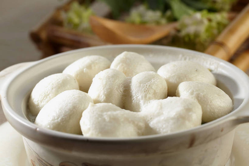 无人,横图,俯视,室内,特写,白天,烹饪,中餐,餐桌,桌子,餐具,叶子,朦胧,模糊,木制,碟子,盘,勺子,陶瓷,肉,汤,鱼肉,料理,食品,绿叶,陶瓷制品,丸子,菜肴,美食,肉类,肉丸,鱼丸,食物,三个,绿色,白色,盘子,木制品,容器,调羹,碟,汤匙,碗,中式,嫩叶,佳肴,餐台,中华料理,储藏,储存,肉食,本帮菜,沪菜,上海菜,叶,叶片,彩图,高角度拍摄,贮存,鱼丸汤,shjb1