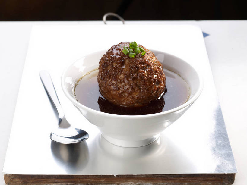 无人,横图,俯视,室内,特写,白天,烹饪,中餐,餐桌,桌子,蔬菜,金属制品,新鲜,金属,勺子,陶瓷,葱,青葱,调料,红烧,酱料,酱汁,肉,佐料,料理,食品,陶瓷制品,调味品,调味料,猪肉,酱,菜肴,美食,肉类,食物,两个,一个,绿色,倒影,容器,调羹,汤匙,碗,中式,佳肴,有机食品,绿色食品,单个,餐台,中华料理,储藏,倒映,储存,狮子头,肉食,豚肉,反照,红烧菜,彩图,高角度拍摄,红烧狮子头,贮存,shjb1