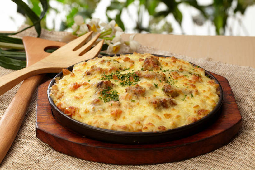 奶酪,无人,横图,俯视,室内,特写,白天,烹饪,西餐,餐桌,桌子,餐具,叶子,朦胧,模糊,木制,叉子,碟子,盘,勺子,白米,谷类,谷物,肉,干酪,起司,料理,食品,绿叶,米,芝士,营养,大米,菜肴,美食,肉类,食物,一个,绿色,盘子,木制品,调羹,碟,汤匙,四个,嫩叶,乳酪,西式,佳肴,单个,餐台,乳制品,发酵,焗饭,肉食,餐叉,叶,叶片,进餐用具,彩图,高角度拍摄,奶酪披萨,shjb1