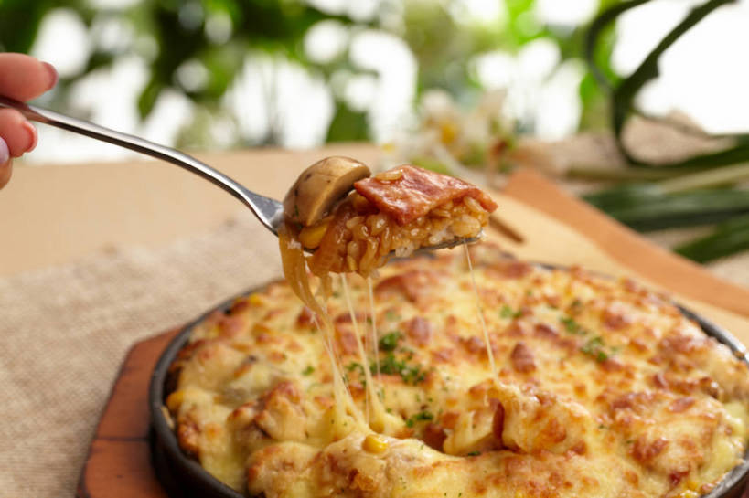 奶酪,东方人,手,一个人,横图,俯视,室内,特写,白天,烹饪,西餐,餐桌,桌子,餐具,叶子,亚洲,仅一个年轻女性,仅一个女性,仅一个人,握,朦胧,模糊,叉子,刀叉,刀子,碟子,盘,白米,谷类,谷物,肉,干酪,起司,料理,食品,绿叶,米,芝士,营养,拿,拿着,黄种人,大米,菜肴,美食,肉类,食物,三个,一个,绿色,盘子,碟,手部,嫩叶,乳酪,西式,握着,佳肴,单个,餐台,单手,乳制品,餐刀,发酵,焗饭,肉食,餐叉,年轻女性,女人,女性,亚洲人,叶,叶片,进餐用具,半身,彩图,高角度拍摄,奶酪披萨,shjb1