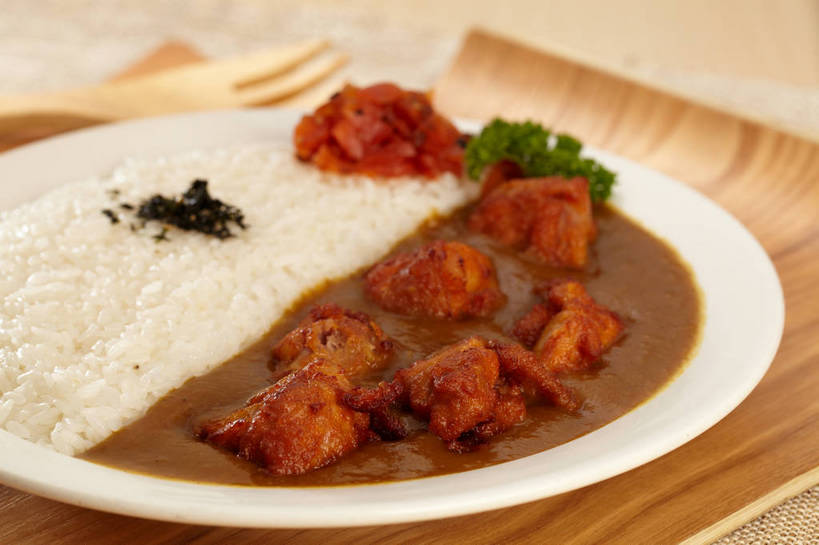 米饭,咖哩,无人,横图,俯视,室内,特写,白天,烹饪,餐桌,桌子,餐具,叶子,朦胧,模糊,木制,叉子,碟子,盘,调料,肉,料理,食品,绿叶,饭,调味品,调味料,咖喱,菜肴,美食,肉类,食物,三个,绿色,盘子,木制品,碟,嫩叶,佳肴,餐台,五谷,肉食,餐叉,咖喱饭,印度菜,印度料理,叶,叶片,进餐用具,彩图,高角度拍摄,shjb1