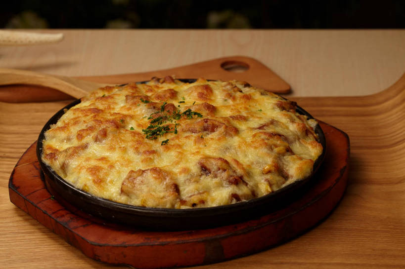 奶酪,无人,横图,俯视,室内,特写,白天,烹饪,西餐,餐桌,桌子,餐具,阴影,反射,木制,叉子,碟子,盘,影子,白米,谷类,谷物,肉,干酪,起司,料理,食品,米,芝士,营养,培根,猪肉,大米,菜肴,美食,肉类,食物,一个,盘子,木制品,碟,四个,乳酪,西式,佳肴,单个,餐台,乳制品,发酵,焗饭,肉食,餐叉,豚肉,进餐用具,彩图,高角度拍摄,烟肉,腌熏,shjb1,芝士培根焗饭