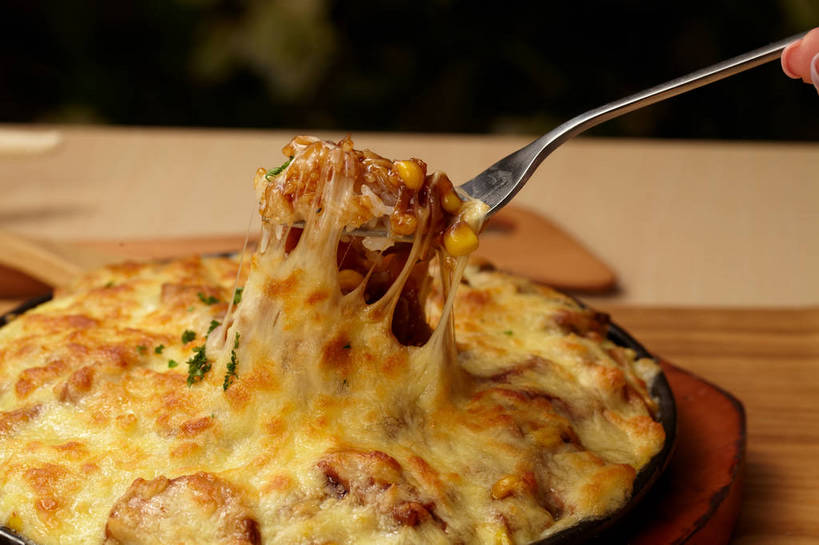 奶酪,东方人,手,一个人,横图,俯视,室内,特写,白天,烹饪,西餐,餐桌,桌子,餐具,亚洲,仅一个年轻女性,仅一个女性,仅一个人,握,阴影,反射,木制,叉子,碟子,盘,影子,白米,谷类,谷物,肉,干酪,起司,料理,食品,米,芝士,营养,拿,拿着,黄种人,培根,猪肉,大米,菜肴,美食,肉类,食物,一个,盘子,木制品,碟,四个,手部,乳酪,西式,握着,佳肴,单个,餐台,单手,乳制品,发酵,焗饭,肉食,餐叉,豚肉,年轻女性,女人,女性,亚洲人,进餐用具,半身,彩图,高角度拍摄,烟肉,腌熏,shjb1,芝士培根焗饭