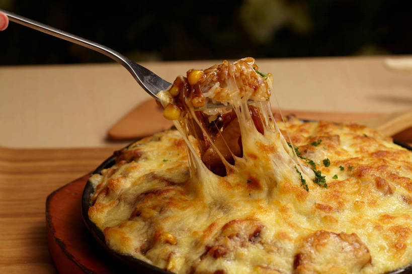 奶酪,东方人,手,一个人,横图,俯视,室内,特写,白天,烹饪,西餐,餐桌,桌子,餐具,亚洲,仅一个年轻女性,仅一个女性,仅一个人,握,阴影,反射,木制,叉子,碟子,盘,影子,白米,谷类,谷物,肉,干酪,起司,料理,食品,米,芝士,营养,拿,拿着,黄种人,培根,猪肉,大米,菜肴,美食,肉类,食物,一个,盘子,木制品,碟,四个,手部,乳酪,西式,握着,佳肴,单个,餐台,单手,乳制品,发酵,焗饭,肉食,餐叉,豚肉,年轻女性,女人,女性,亚洲人,进餐用具,半身,彩图,高角度拍摄,烟肉,腌熏,shjb1,芝士培根焗饭