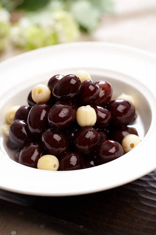 点心,蜂蜜,无人,竖图,俯视,室内,特写,白天,餐桌,桌子,餐具,一堆,许多,阴影,堆叠,堆积,朦胧,模糊,盛开,反射,碟子,盘,影子,莲子,食品,甜点,甜品,很多,花蕾,花,花瓣,花朵,鲜花,食物,糕点,一个,红色,白色,盘子,碟,甜食,花苞,花蕊,枣,红枣,单个,餐台,堆,枣子,花蜜,止痛,莲米,莲肉,莲实,解毒,冬酿,石蜜,大枣,彩图,高角度拍摄,shjb1,蜜汁红枣