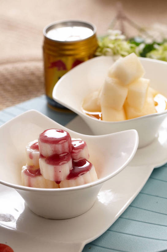 无人,竖图,俯视,室内,特写,白天,烹饪,餐桌,桌子,蔬菜,餐具,水果,叶子,朦胧,模糊,新鲜,盛开,碟子,盘,液体,陶瓷,哈密瓜,山药,生食,薄荷,料理,食品,果实,绿叶,甜瓜,银丹草,陶瓷制品,花蕾,蔬果,菜肴,美食,花,花瓣,花朵,鲜花,食物,饮料,三个,黄色,紫色,盘子,容器,碟,碗,果酱,花苞,花蕊,嫩叶,佳肴,有机食品,绿色食品,餐台,储藏,一瓶,储存,解渴,网纹瓜,甘瓜,蓝莓酱,恢复,薯蓣,怀山药,淮山药,玉延,山薯,补充,体力,功能性饮料,功能饮料,果子酱,斑叶凤梨薄荷,夜息香,叶,叶片,彩图,高角度拍摄,蓝莓山药,贮存,红牛,shjb1