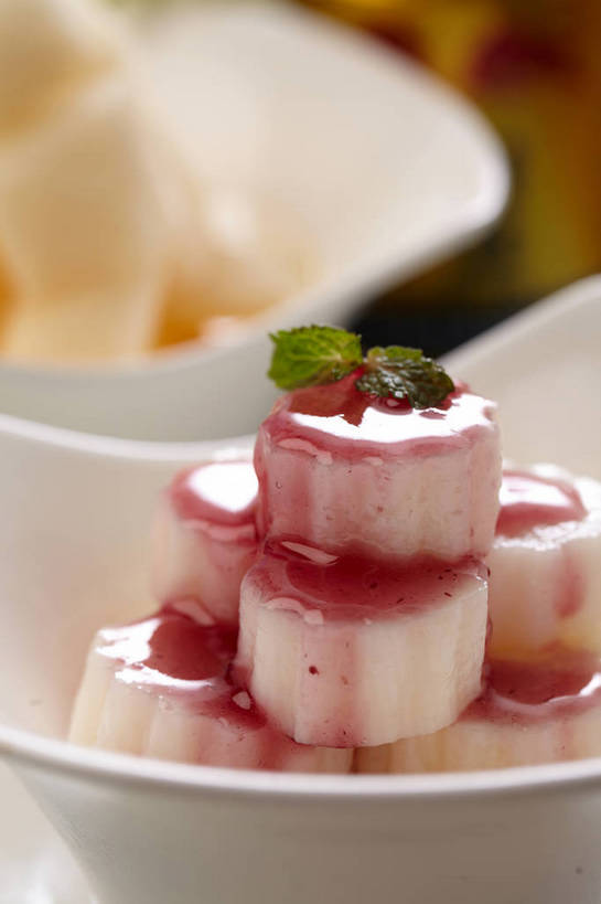 无人,竖图,俯视,室内,特写,白天,烹饪,餐桌,桌子,蔬菜,餐具,水果,叶子,朦胧,模糊,新鲜,盛开,碟子,盘,液体,陶瓷,哈密瓜,山药,生食,薄荷,料理,食品,果实,绿叶,甜瓜,银丹草,陶瓷制品,花蕾,蔬果,菜肴,美食,花,花瓣,花朵,鲜花,食物,饮料,两个,黄色,紫色,盘子,容器,碟,碗,果酱,花苞,花蕊,嫩叶,佳肴,有机食品,绿色食品,餐台,储藏,一瓶,储存,解渴,网纹瓜,甘瓜,蓝莓酱,恢复,薯蓣,怀山药,淮山药,玉延,山薯,补充,体力,功能性饮料,功能饮料,果子酱,斑叶凤梨薄荷,夜息香,叶,叶片,彩图,高角度拍摄,蓝莓山药,贮存,红牛,shjb1