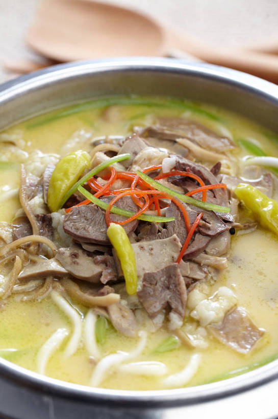 面食,面条,无人,竖图,俯视,室内,特写,白天,烹饪,萝卜,胡萝卜,辣椒,蔬菜,一堆,许多,堆叠,堆积,新鲜,调料,面,肉,料理,食品,调味品,很多,调味料,菜肴,美食,肉类,食物,一个,红色,绿色,容器,碗,佳肴,有机食品,绿色食品,单个,泡椒,储藏,堆,储存,汤面,黄萝卜,番萝卜,肉食,辣角,红海椒,大椒,辣虎,广椒,辣子,红萝卜,红辣椒,海椒,甘荀,番椒,彩图,高角度拍摄,丁香萝卜,胡芦菔金,金笋,贮存,鱼辣子,shjb1