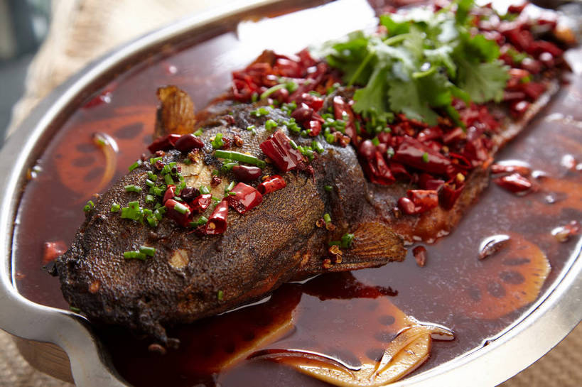 无人,横图,俯视,室内,特写,白天,烹饪,烧烤,中餐,餐桌,桌子,鲶鱼,辣椒,蔬菜,餐具,金属制品,切开,新鲜,金属,鱼,碟子,盘,葱,青葱,香菜,烤鱼,肉,鱼肉,料理,食品,藕,菜肴,美食,肉类,鱼类,食物,一个,盘子,碟,切,中式,佳肴,有机食品,绿色食品,单个,餐台,中华料理,水生动物,川菜,水生物,剖面,肉食,切面,辣角,红海椒,大椒,辣虎,广椒,胡菜,香荽,原荽,园荽,芫荽,胡荽,莞荽,芫茜,芫蓿,莚葛草,莚荽菜,鲇鱼,四川菜,莲藕,辣子,红辣椒,海椒,番椒,彩图,高角度拍摄,淡水生物,菜藕,光旁,果藕,荷藕,湖藕,藕节,水鞭蓉,shjb1,烤鲇鱼