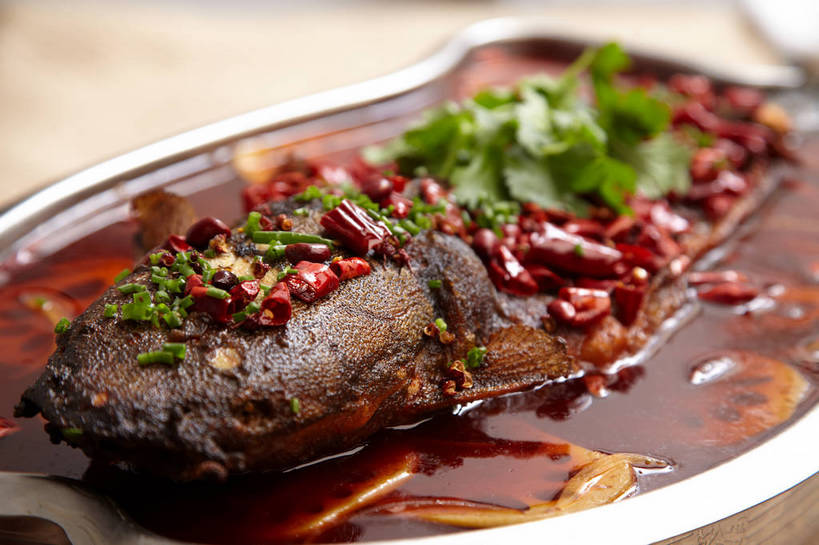 无人,横图,俯视,室内,特写,白天,烹饪,烧烤,中餐,餐桌,桌子,鲶鱼,辣椒,蔬菜,餐具,金属制品,切开,新鲜,金属,鱼,碟子,盘,葱,青葱,香菜,烤鱼,肉,鱼肉,料理,食品,藕,菜肴,美食,肉类,鱼类,食物,一个,盘子,碟,切,中式,佳肴,有机食品,绿色食品,单个,餐台,中华料理,水生动物,川菜,水生物,剖面,肉食,切面,辣角,红海椒,大椒,辣虎,广椒,胡菜,香荽,原荽,园荽,芫荽,胡荽,莞荽,芫茜,芫蓿,莚葛草,莚荽菜,鲇鱼,四川菜,莲藕,辣子,红辣椒,海椒,番椒,彩图,高角度拍摄,淡水生物,菜藕,光旁,果藕,荷藕,湖藕,藕节,水鞭蓉,shjb1,烤鲇鱼