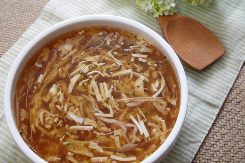 无人,横图,俯视,室内,特写,白天,烹饪,中餐,餐桌,桌子,蔬菜,新鲜,盛开,木制,勺子,陶瓷,葱,菌菇,青葱,香菇,腌菜,蛋,蛋皮,鸡蛋,浓汤,汤,料理,食品,陶瓷制品,菌类,花蕾,羹,菜肴,美食,花,花瓣,花朵,鲜花,食物,腌制,两个,餐巾,木制品,容器,调羹,汤匙,碗,花苞,花蕊,中式,食用菌,佳肴,有机食品,绿色食品,餐台,中华料理,储藏,真菌,储存,榨菜,腌渍,卵,椎茸,保洁方巾,口布,彩图,高角度拍摄,清脆,爽口,平庄菇,香菌,香蕈,鸡卵,鸡子,贮存,shjb1,胡辣汤,糊辣汤,辣糊汤