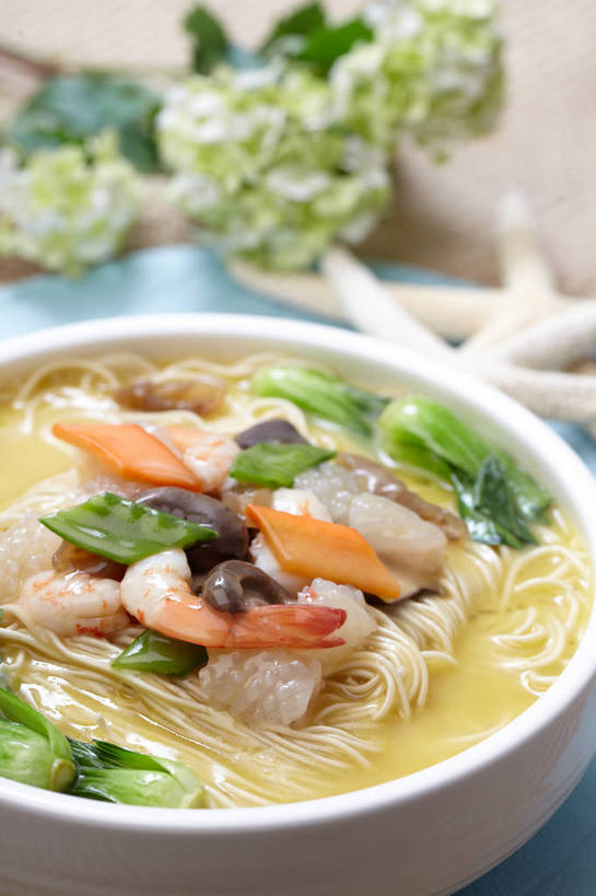 海鲜,面食,面条,无人,竖图,俯视,室内,特写,白天,烹饪,餐桌,桌子,海星,萝卜,胡萝卜,辣椒,蔬菜,朦胧,模糊,新鲜,盛开,陶瓷,菌菇,青菜,香菇,面,肉,虾仁,料理,食品,陶瓷制品,海鲜面,菌类,花蕾,水产,菜肴,美食,肉类,海洋生物,花,花瓣,花朵,鲜花,食物,一个,动物,容器,碗,花苞,花蕊,食用菌,生物,佳肴,有机食品,绿色食品,单个,餐台,储藏,虾肉,真菌,储存,水生动物,汤面,海产品,小白菜,黄萝卜,番萝卜,水生物,肉食,海底动物,辣角,红海椒,大椒,辣虎,广椒,不结球白菜,椎茸,棘皮动物门,星鱼,辣子,红萝卜,红辣椒,海椒,甘荀,番椒,彩图,高角度拍摄,丁香萝卜,胡芦菔金,平庄菇,香菌,香蕈,金笋,贮存,shjb1